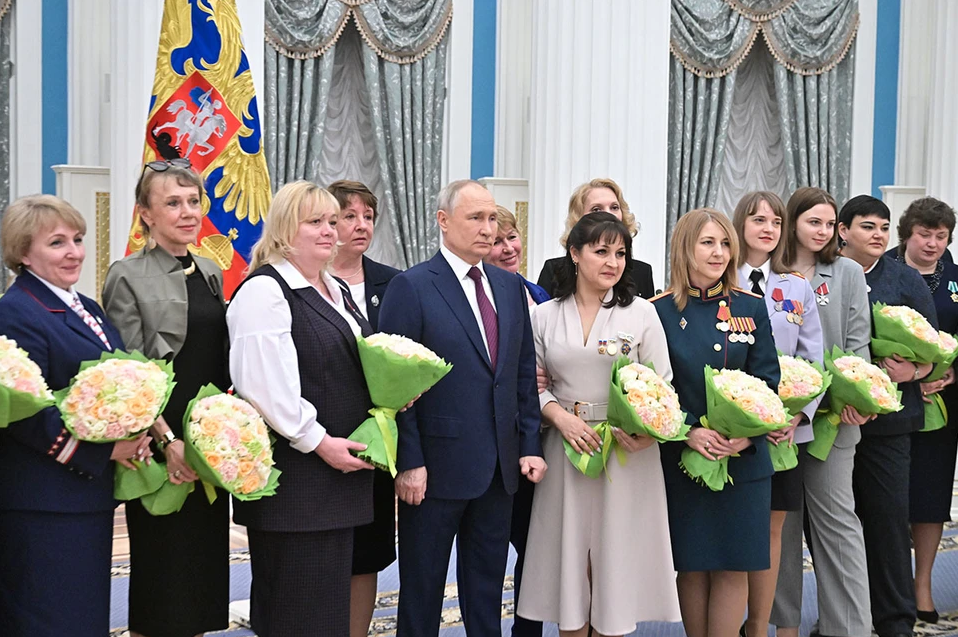 путин жени осми 8 март