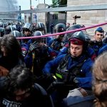 унгарски ученици унгария протест сълзотворен газ