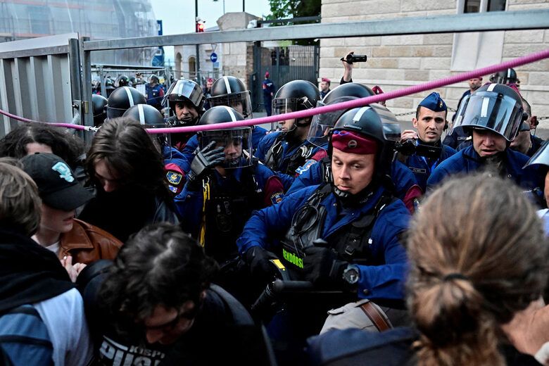 унгарски ученици унгария протест сълзотворен газ