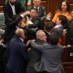 бой парламент косово