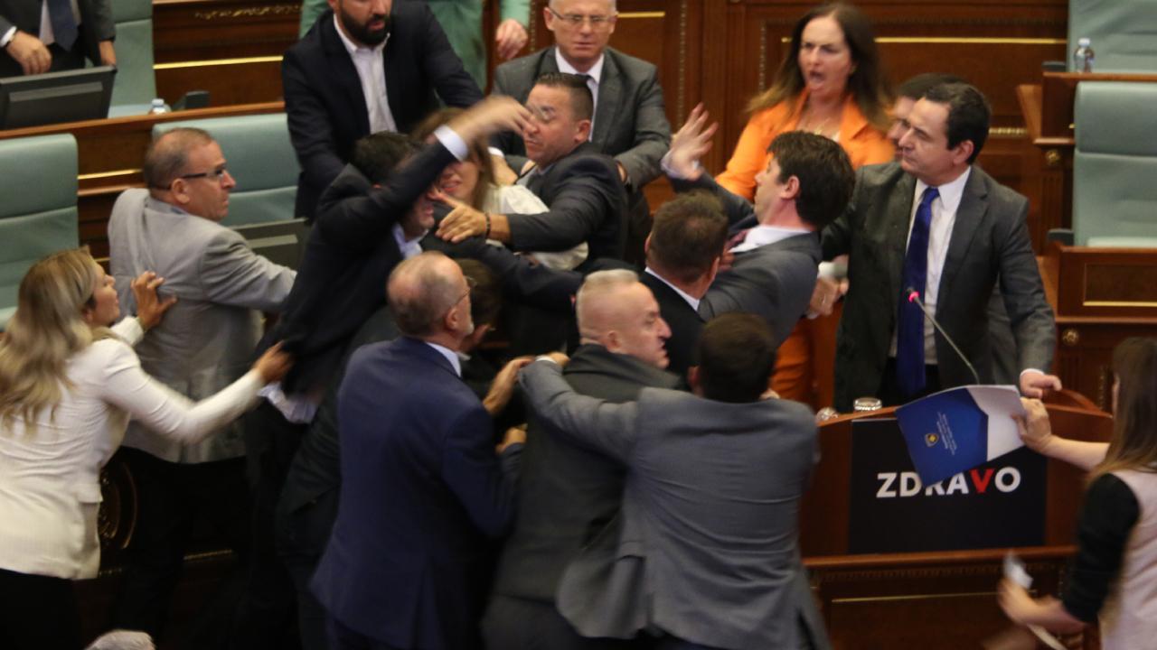 бой парламент косово