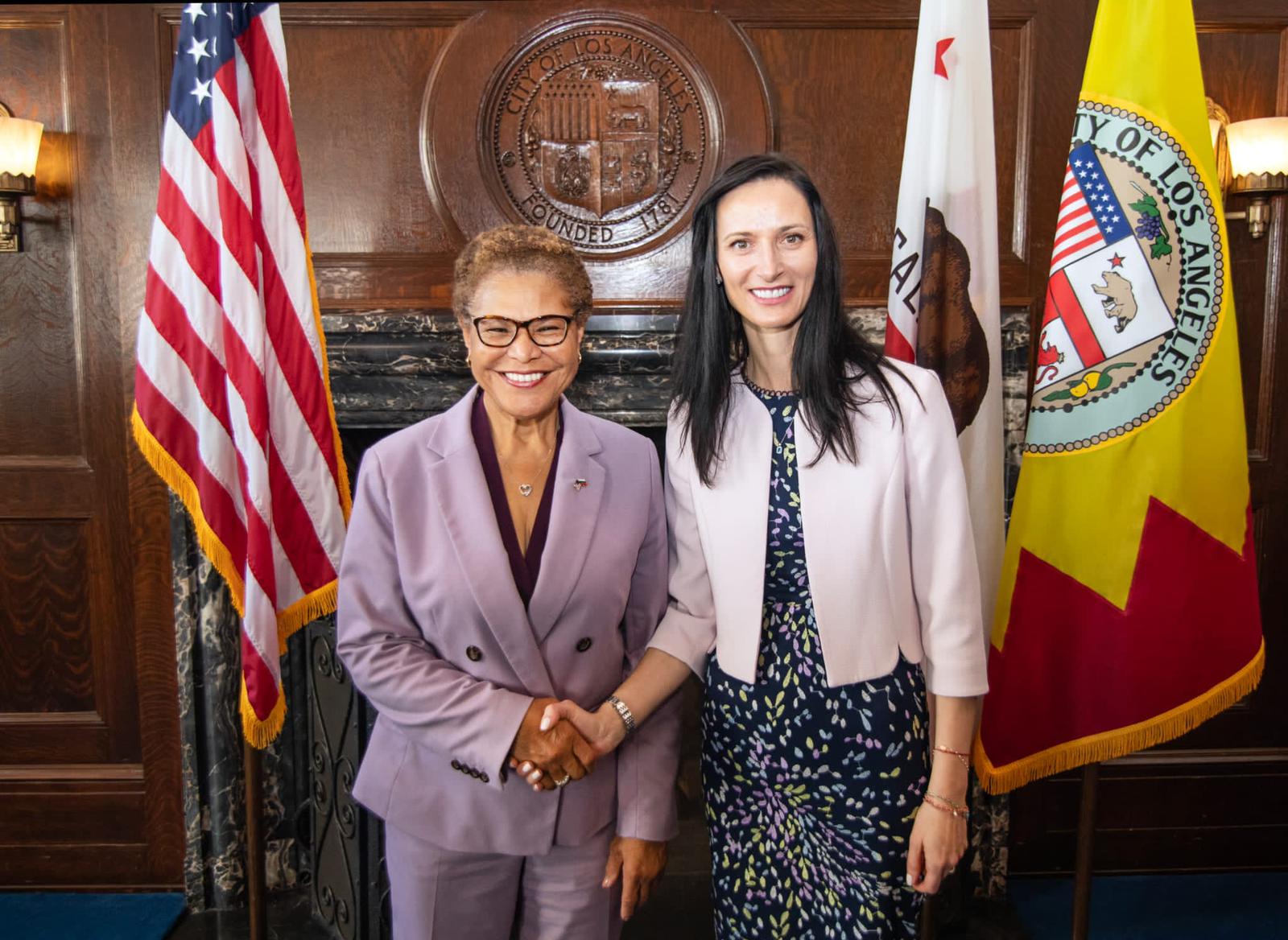 Мария Габриел Карън Бас Лос Анджелис