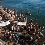 Движението на плажната кърпа протест гърция платени услуги шезлонги плажни чадъри