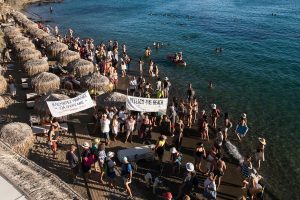 Движението на плажната кърпа протест гърция платени услуги шезлонги плажни чадъри
