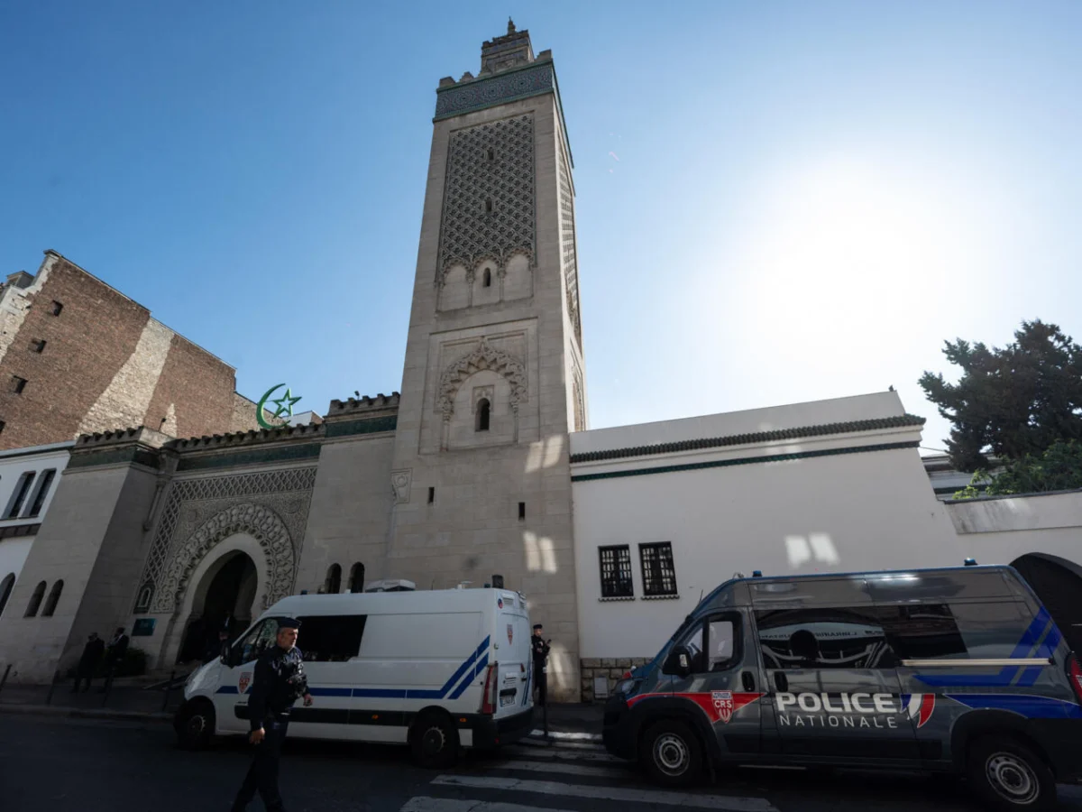 Свински глави пред парижки джамии