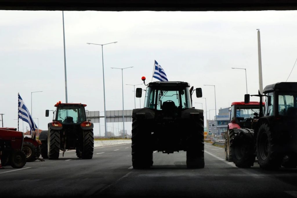 Гръцките фермери продължават протестите и блокадите
