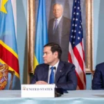 Държавният секретар на САЩ Марко Рубио (в центъра), министърът на външните работи на Руанда Оливие Ндухунгирехе (вдясно) и министърът на външните работи на Демократична република Конго Тереза ​​Кайиквамба Вагнер подписват Декларация за принципите между двете страни в Залата на договорите на Държавния департамент във Вашингтон, окръг Колумбия, на 25 април 2025 г.