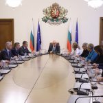 Кабинетът оттегля данъчните законопроекти, внесени в парламента, и отменя още три решения служебното правителство