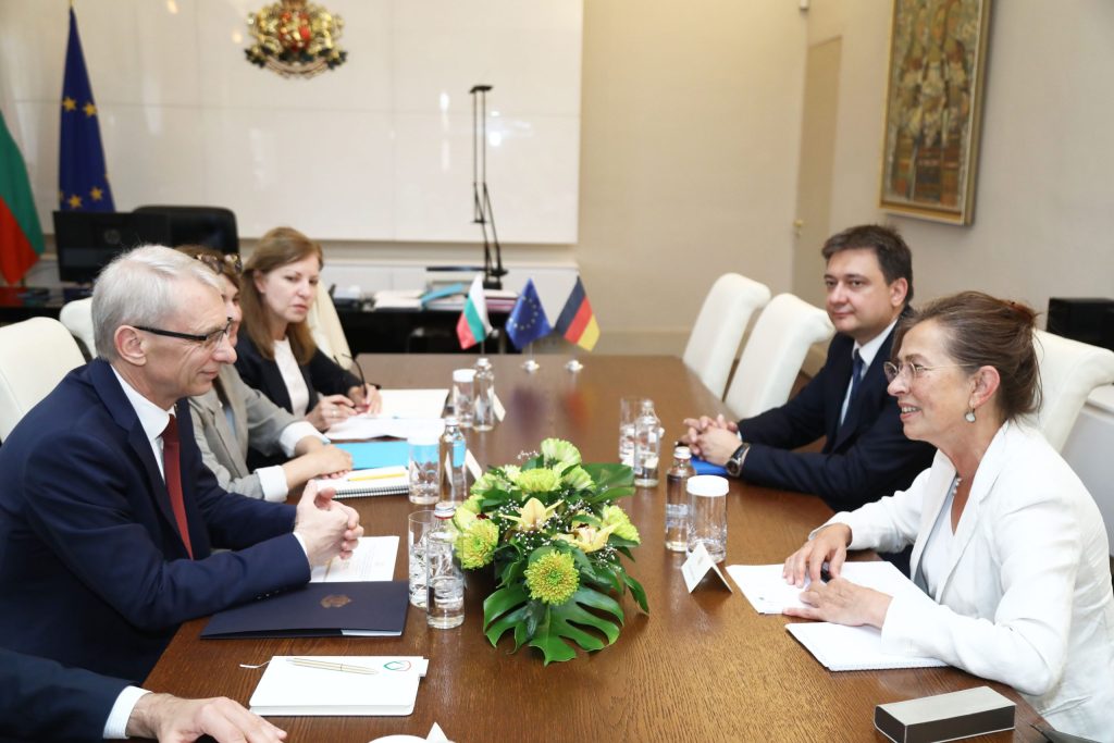 Денков иска повече германски инвеститори да участват в образователни програми у нас 6 Николай Денков и посланика на Германия Ирене Планк