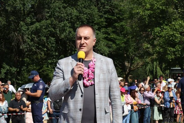 рози, заместник-министър Стратев