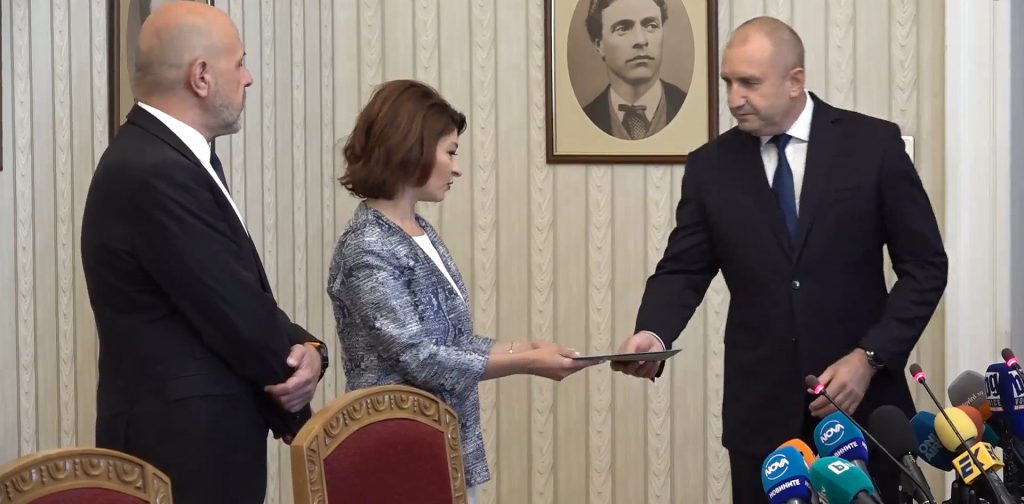 Президентство Румен Радев връчва мандат на Герб