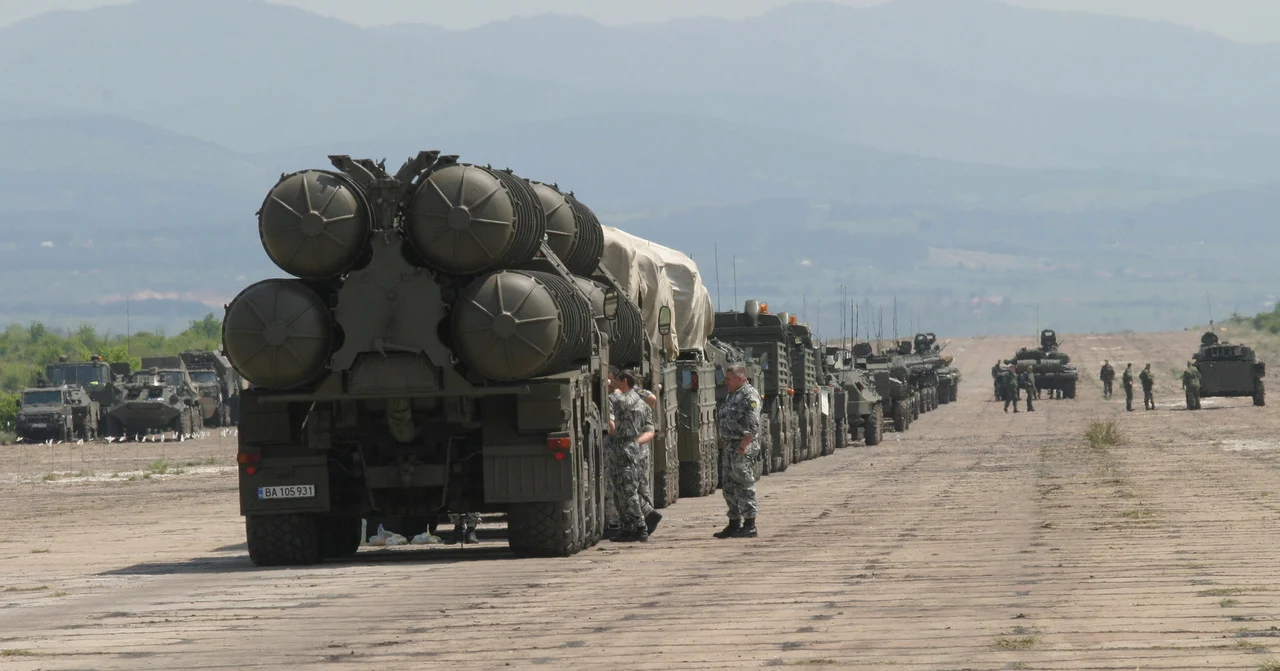 Представяне на нов танк военни войници полигон