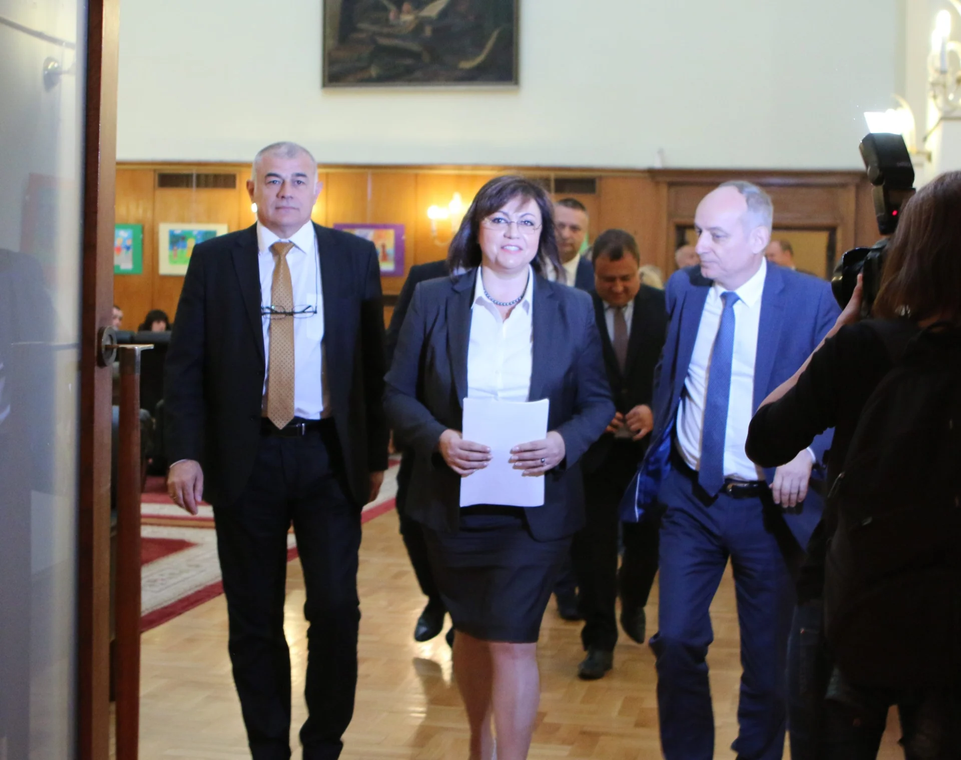 Парламент трибунка пресконференция на БСП Корнелия Нинова