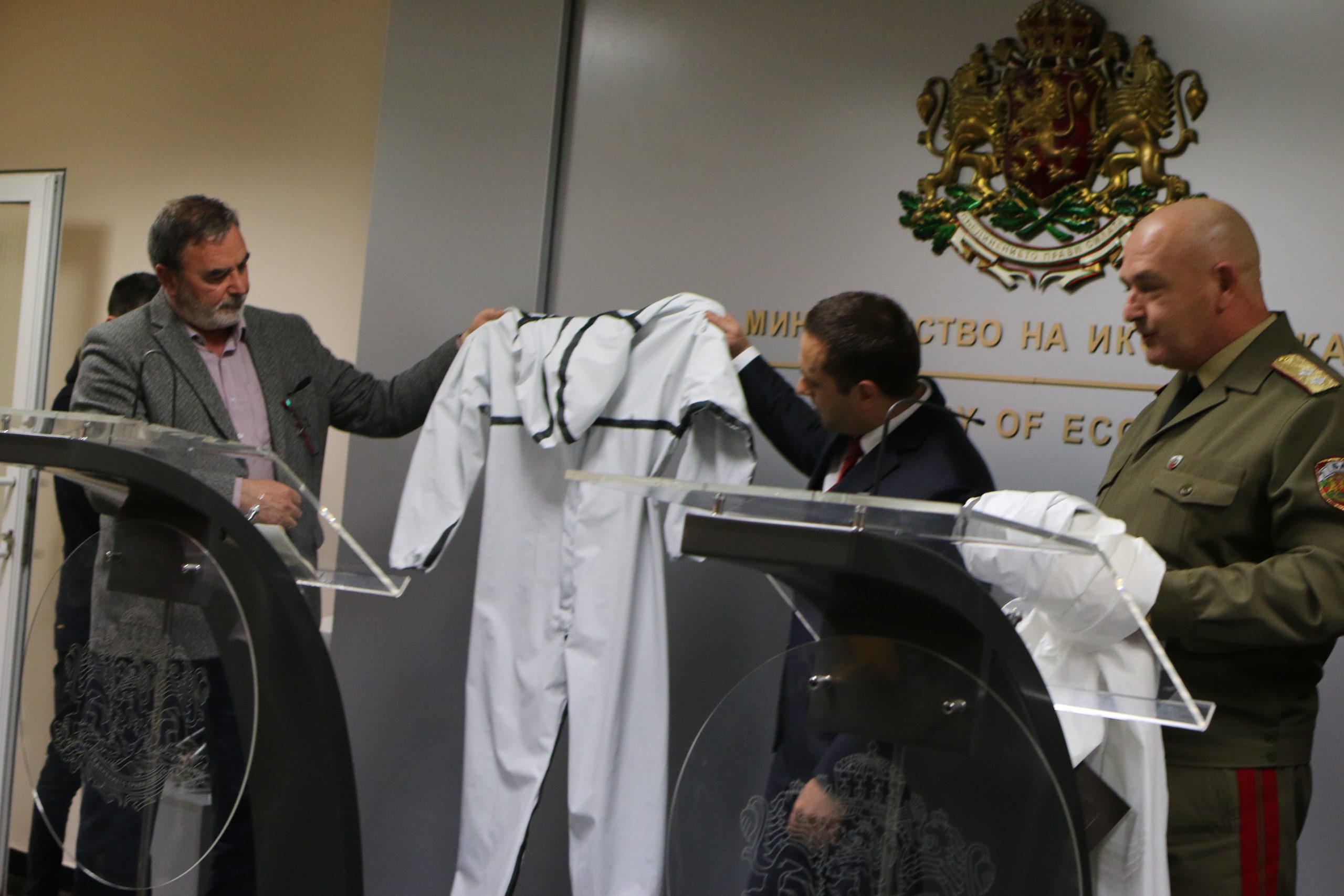 Министерство на икономиката Емил Караниколов защитни облекла