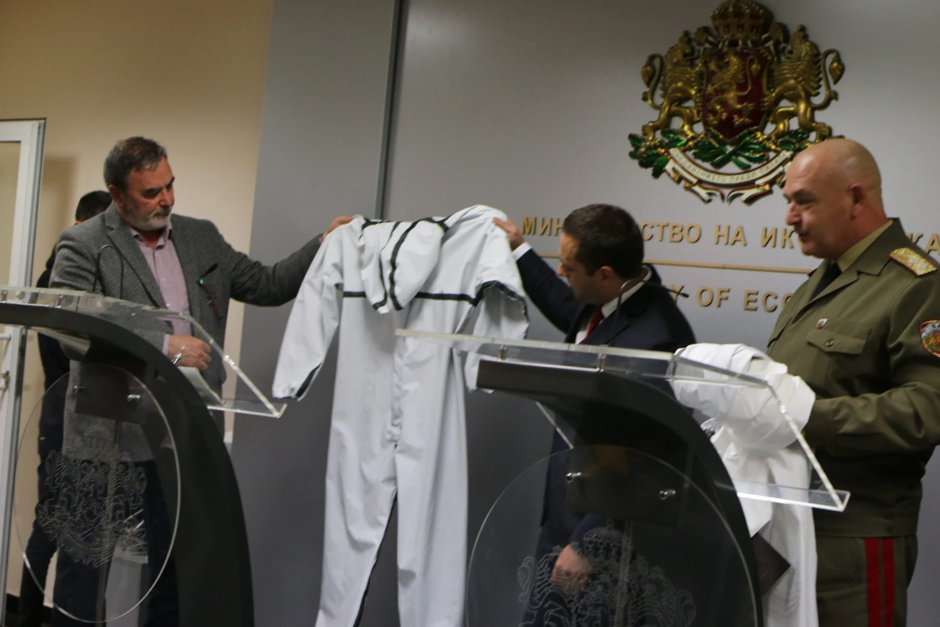 Министерство на икономиката Емил Караниколов защитни облекла