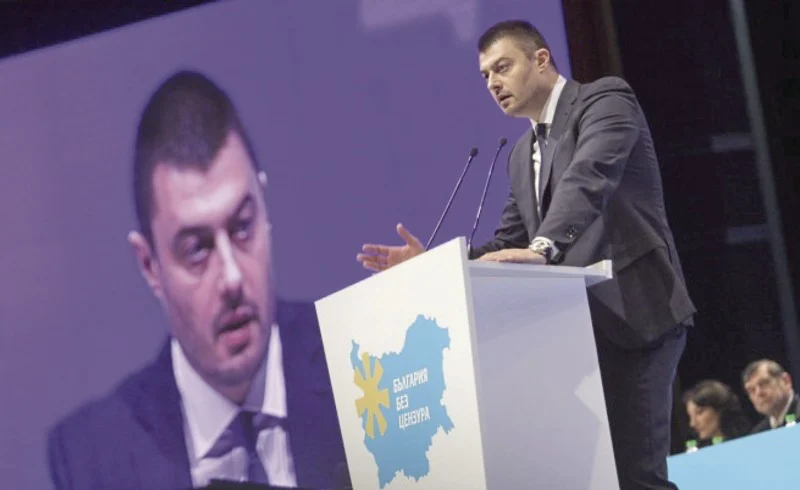 Николай Бареков репликира творчески Симеон Сакскобурготски  - пролетарската “Вяра” на Вапцаров вместо “Вервайте ми” на негово величество.