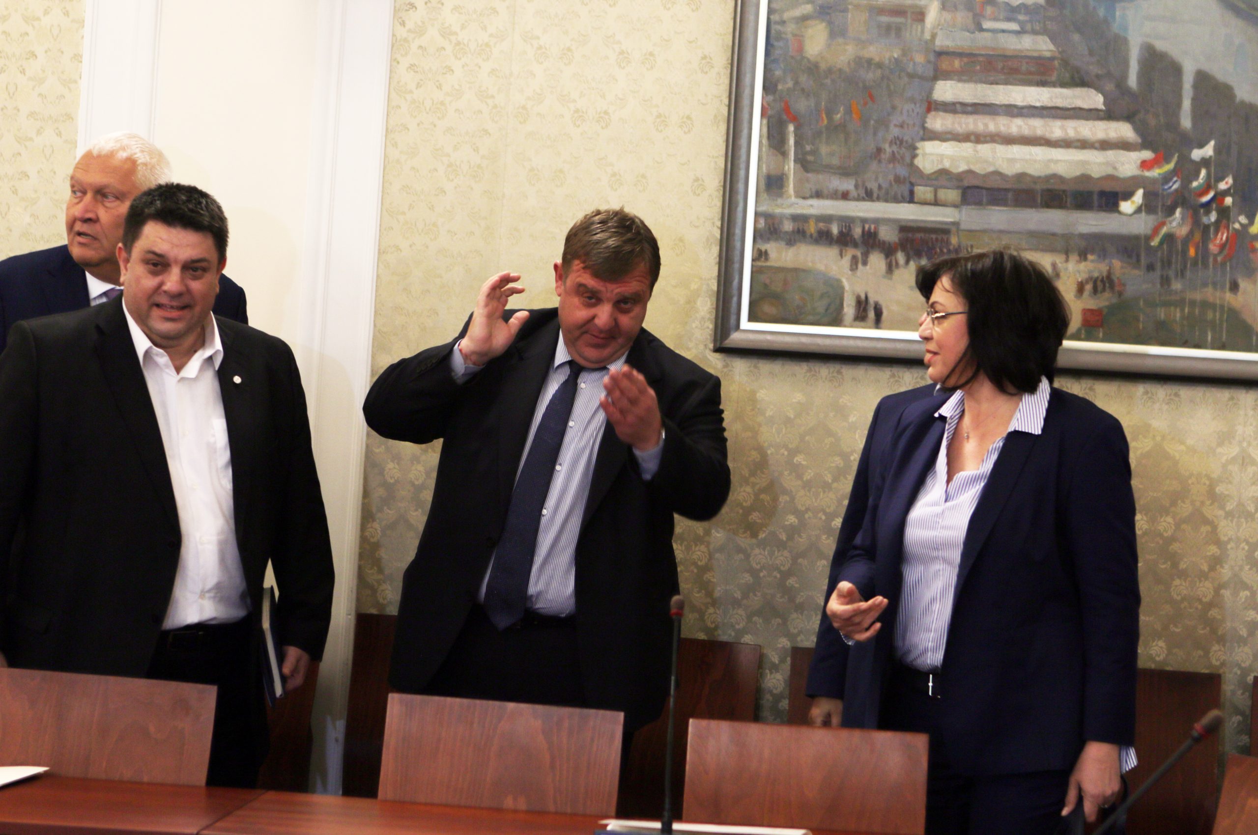 Парламент среща Корнелия Нинова Красимир Каракачанов