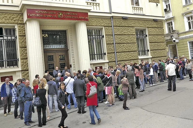 Докато опашките се виеха пред банковите сгради на КТБ