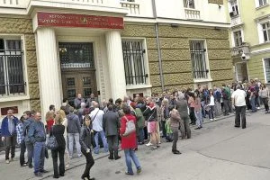 Докато опашките се виеха пред банковите сгради на КТБ