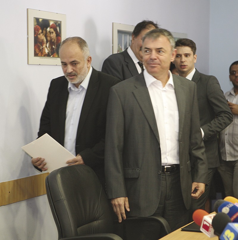 С концепцията си за оперативна програма министър Сергей Игнатов "нагази във водите" на социалния си колега Тотю Младенов.