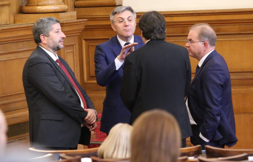 Парламентът обсъжда повече от 12 часа промените в Изборния кодекс 7 Парламент Христо Иванов Мустафа Карадайъ