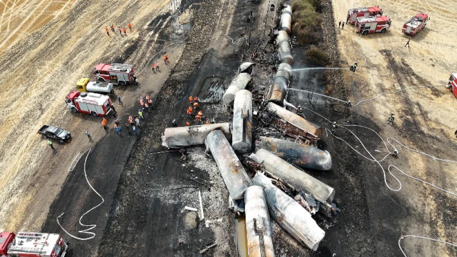 Започна изтеглянето на 22 цистерни от товарната композиция, дерайлира рано тази сутрин