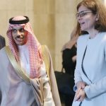 Министърът на външните работи на Саудитска Арабия принц Фейсал бин Фархан (вляво) и на България Теодора Генчовска