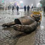 нурсултан назарбаев паметник статуя