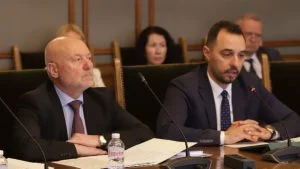 Министрите на отбраната Тодор Тагарев и на икономиката Богдан Богданов на изслушване в парламентарната комисия по отбрана