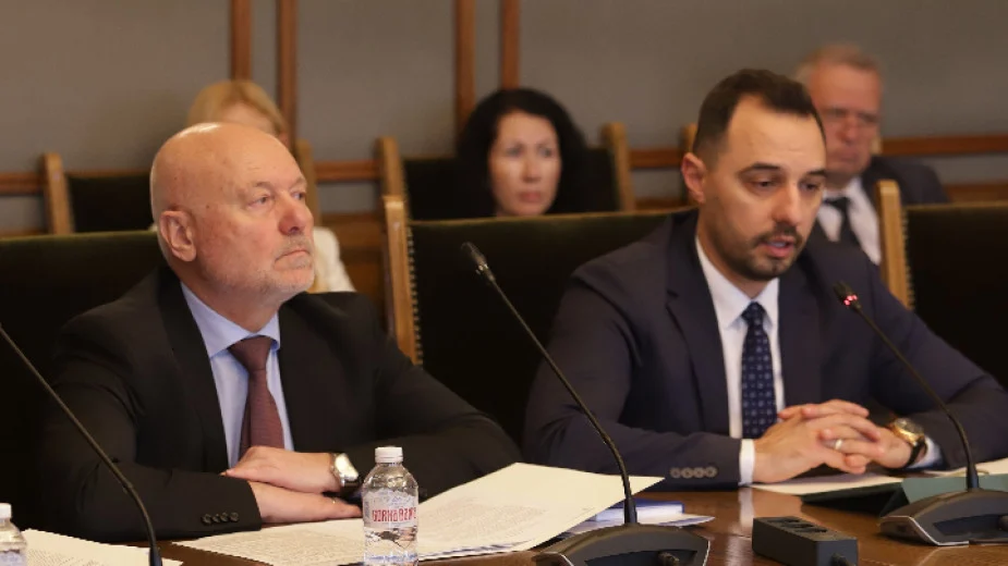Министрите на отбраната Тодор Тагарев и на икономиката Богдан Богданов на изслушване в парламентарната комисия по отбрана