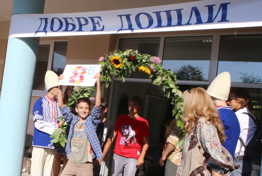Първи учебен ден - министърът на културата Вежди Рашидов откри новата учебна година в Националната професионална гимназия по полиграфия и фотография