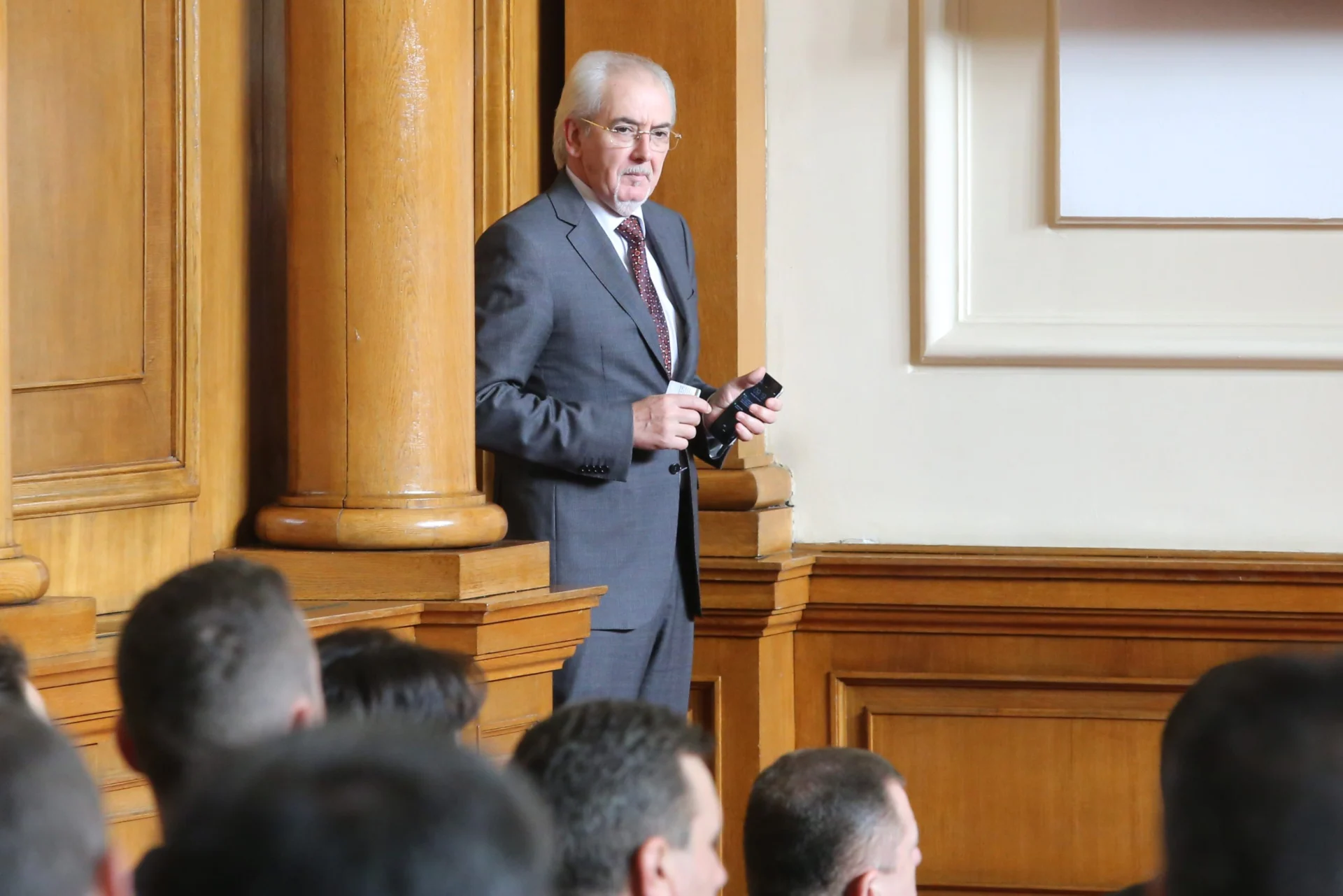 Парламент Лютви Местан