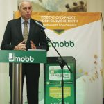 Шефът на "БОРИКА - БАНКСЕРВИЗ" Любомир Цеков ритуално изхвърли банковите си карти и портфейла