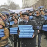През март тази година Близнашки лично донесе папките с подписите на граждани до Народното събрание. За мнозина включването му в тази инициатива всъщност е било “вълшебното килимче”