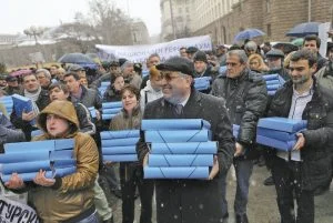 През март тази година Близнашки лично донесе папките с подписите на граждани до Народното събрание. За мнозина включването му в тази инициатива всъщност е било “вълшебното килимче”