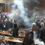 Хаос в сръбския парламент - залата беше обгазена, летяха бутилки, ранени са 3 депутатки