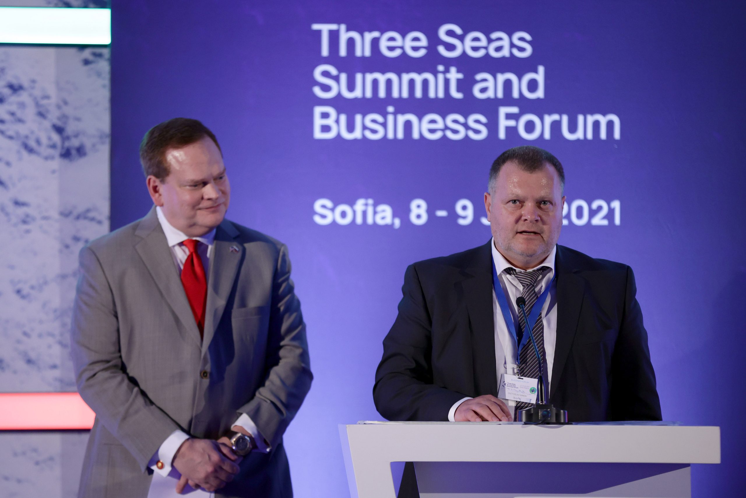 Американската компания Linden Energy придобива 50% от "Овергаз Инк.". Договорът бе подписан по време на форума "Три морета" в присъствието на американския посланик у нас Херо Мустафа и министрите на икономиката и на енергетиката Кирил Петков и Андрей Живков. Сделката е част от стратегията на Linden Energy за увеличаване на инвестициите в България и региона.