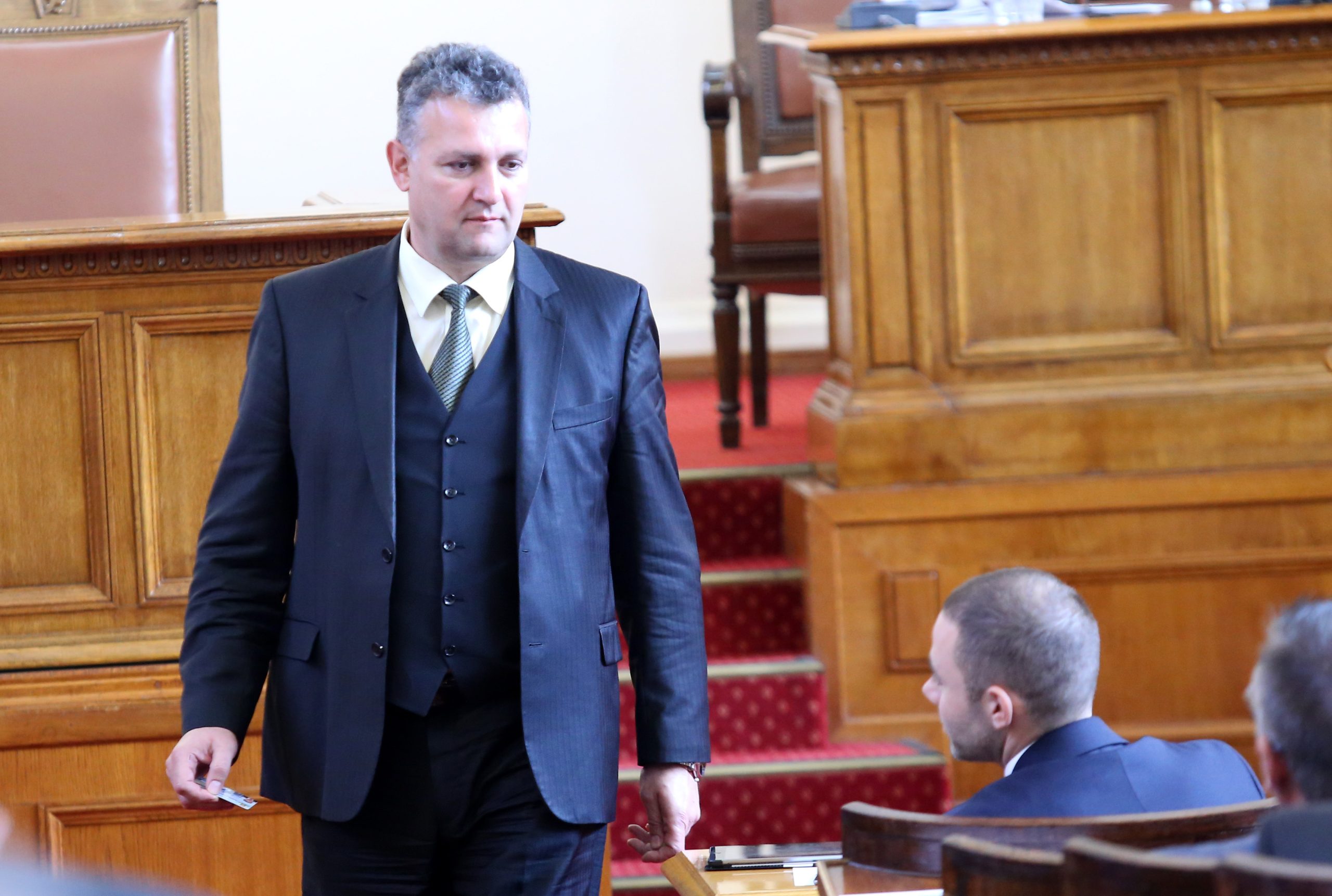 Парламент Валентин Николов