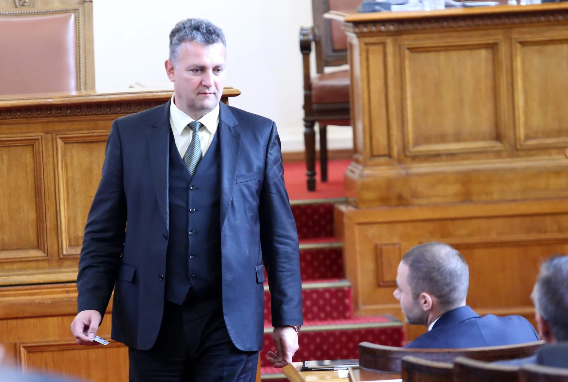 Парламент Валентин Николов