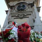 Паметник Васил Левски цветя