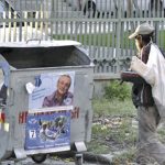 Последовател на партията се насочва към изборната урна.