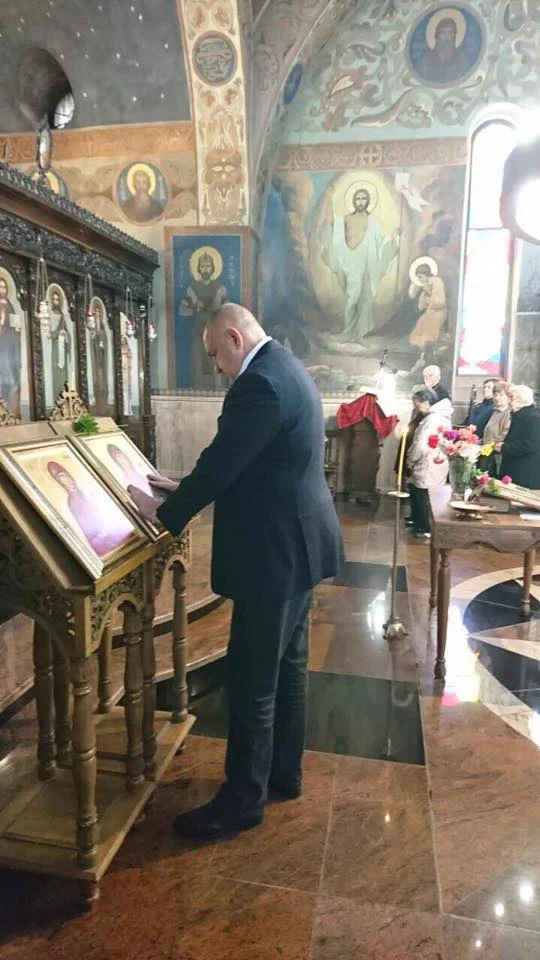 Бойко Борисов преди да гласува - църква