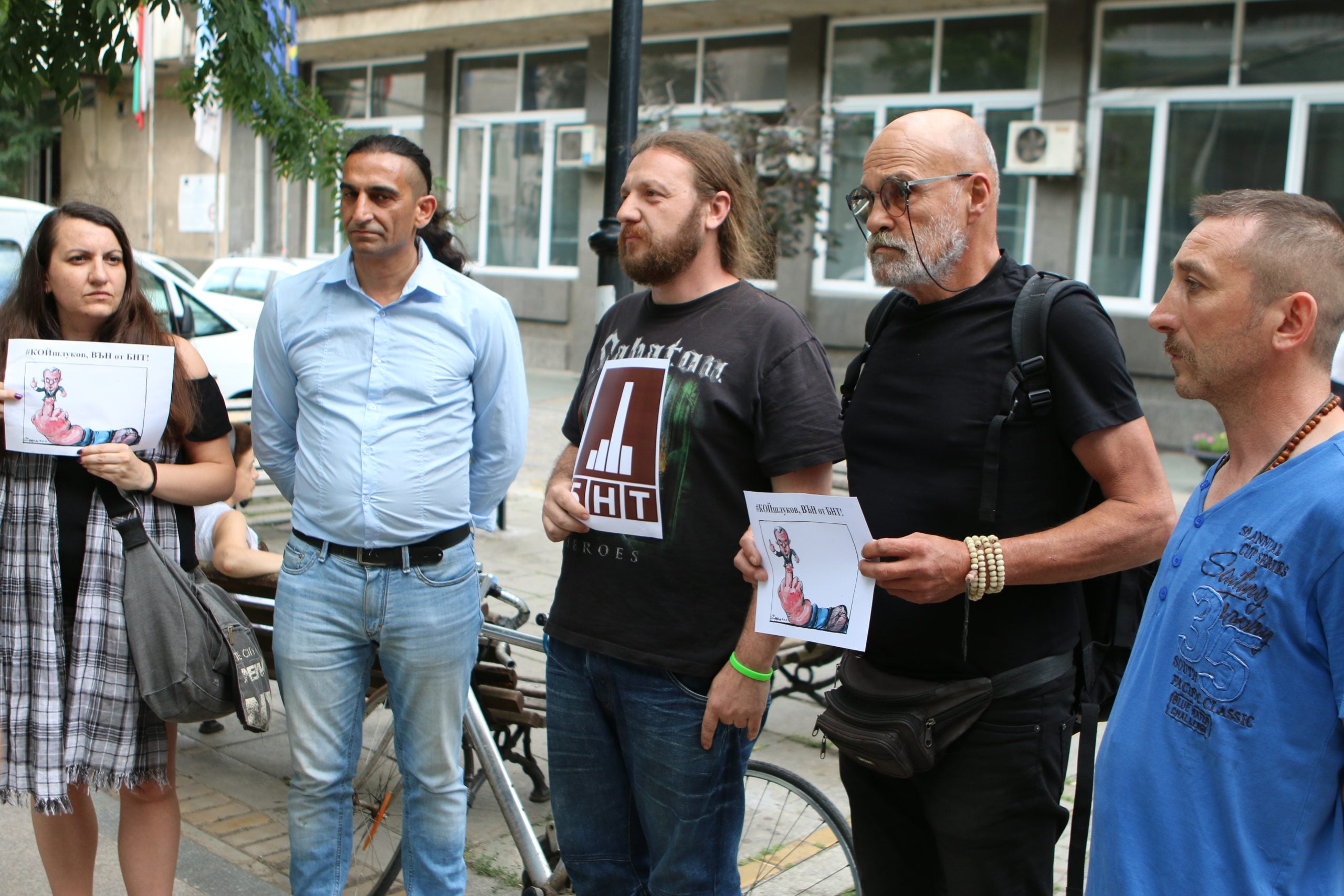 Протест пред БНТ срещу избора на Кошлуков