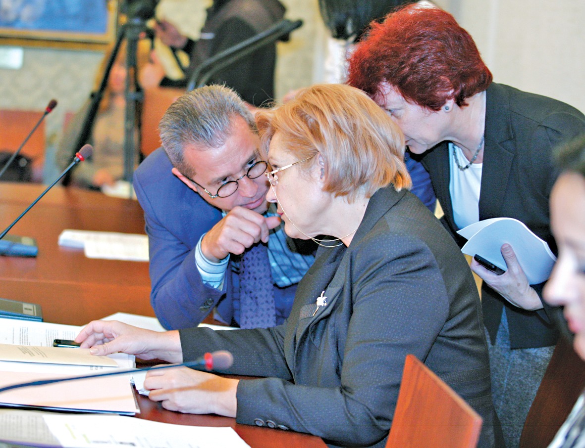 Йордан Цонев убеждава Менда Стоянова