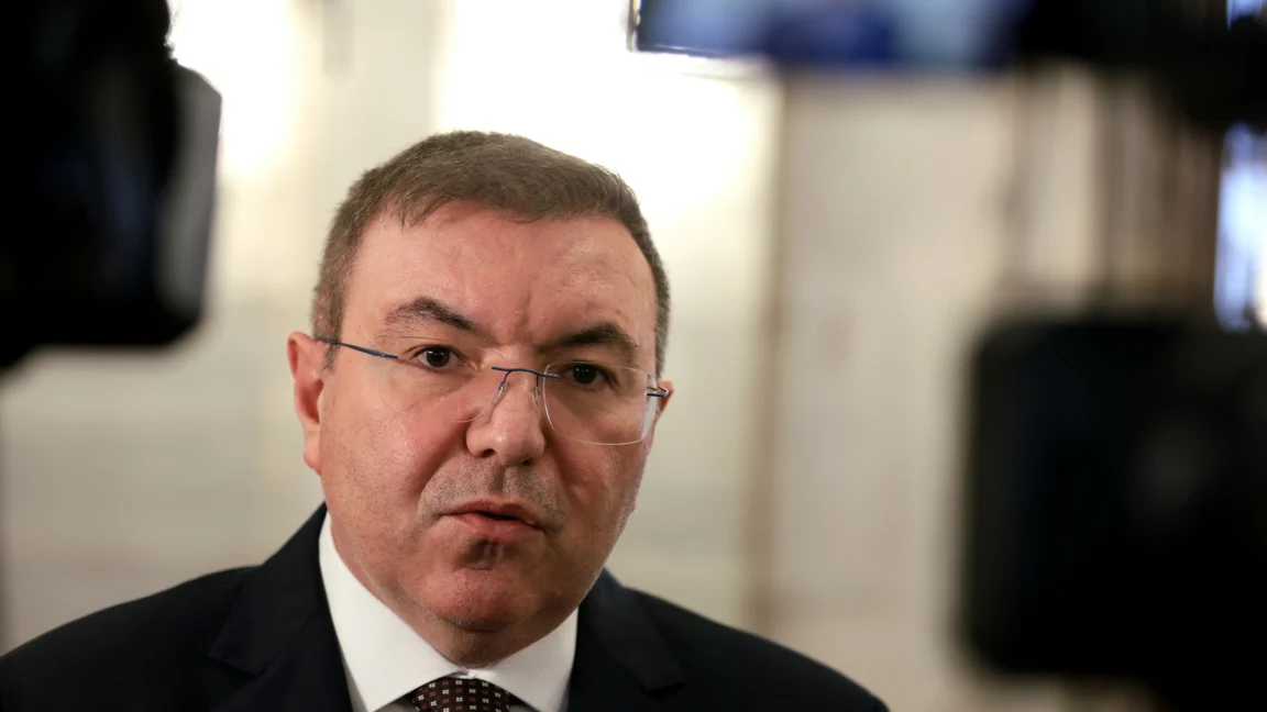 ГЕРБ предлага пълна забрана на социалните мрежи за деца до 16 г., а „Възраждане“ настоява за по-прецизни текстове