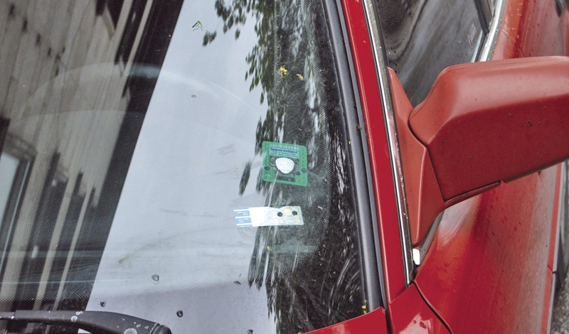 За неразбралите: Лепенките по "Каско" вече са забранени и трябва да бъдат остъргани от страничните стъкла до 7 октомври 2012 г.