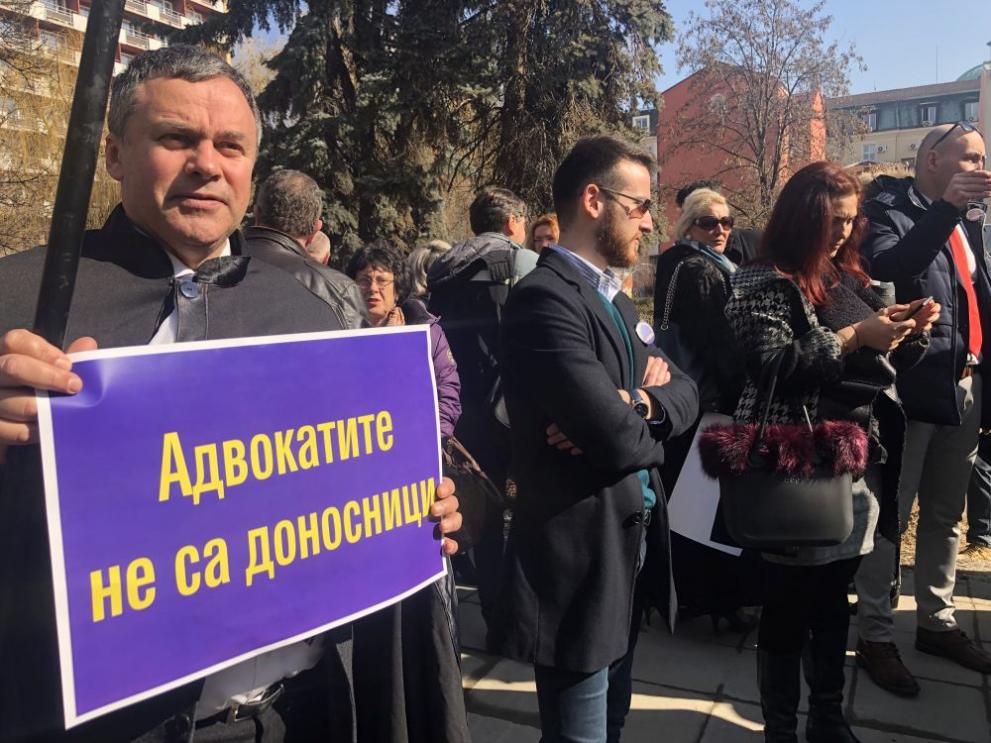 адвокати протест