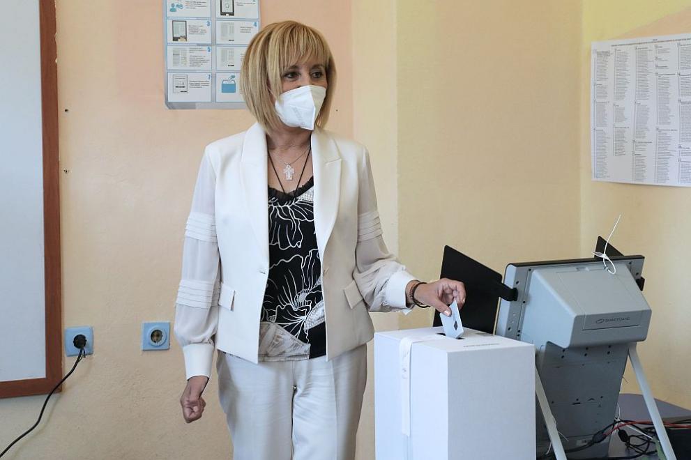 мая манолова гласуване парламентарни избори (БТА)