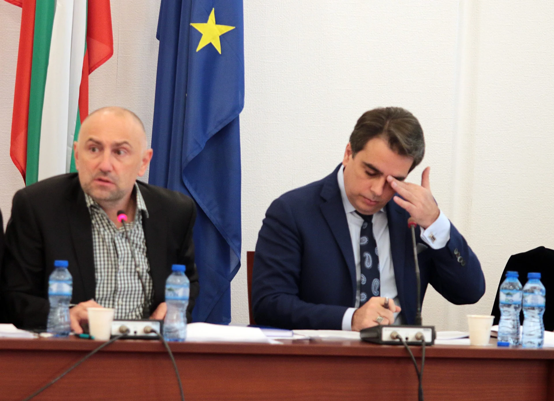 Парламент комисия по бюджет и финанси Любомир Каримански Асен Василев