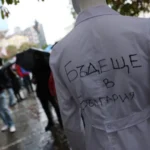 Млади медици на пореден протест, провеждат "траурно" шествие